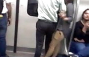 XXX 22, جان عاشقان در Delhi Metro, n ادم کودن و احمق مطبوعات