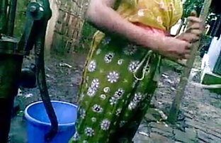 XXX Desi x video Indian village دختر با پستان های بزرگ در حمام