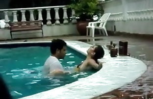 XXX هندی در استخر.